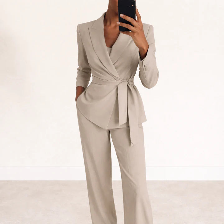 Traje elegante de dos piezas
