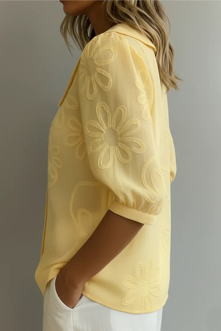 Blusa con cuello floral